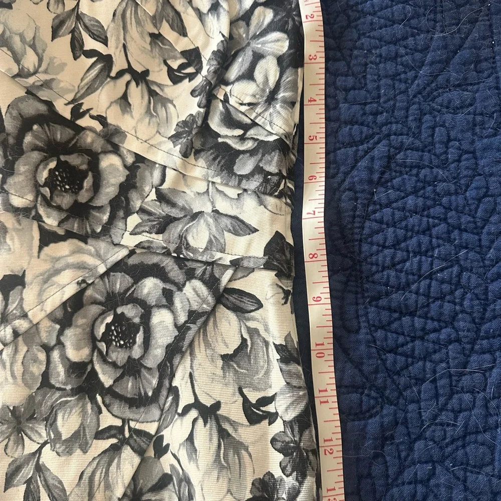 White House Black Market Monochrome Floral Top - Picture 5 of 6